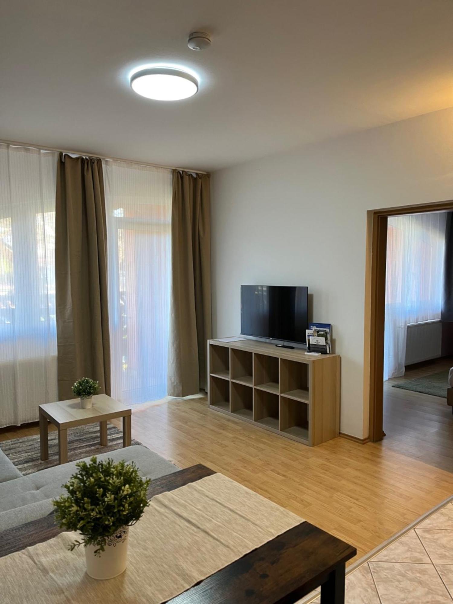Y Apartman Balatonlelle Esterno foto